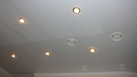 глянцевый потолок с вентиляцией и светильниками